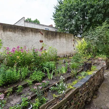 у львові біля залізничного вокзалу на вулиці марка вовчка 8 * 利沃夫