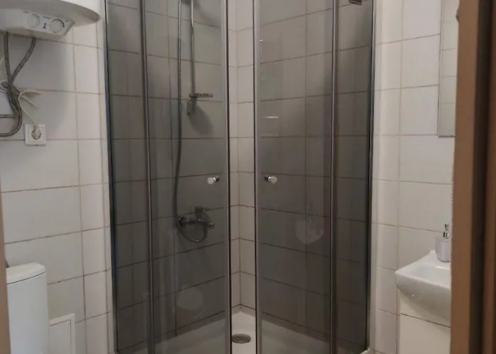 у львові біля залізничного вокзалу на вулиці марка вовчка 8 Apartament