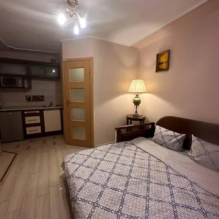 у львові біля залізничного вокзалу на вулиці марка вовчка 8 Apartman *